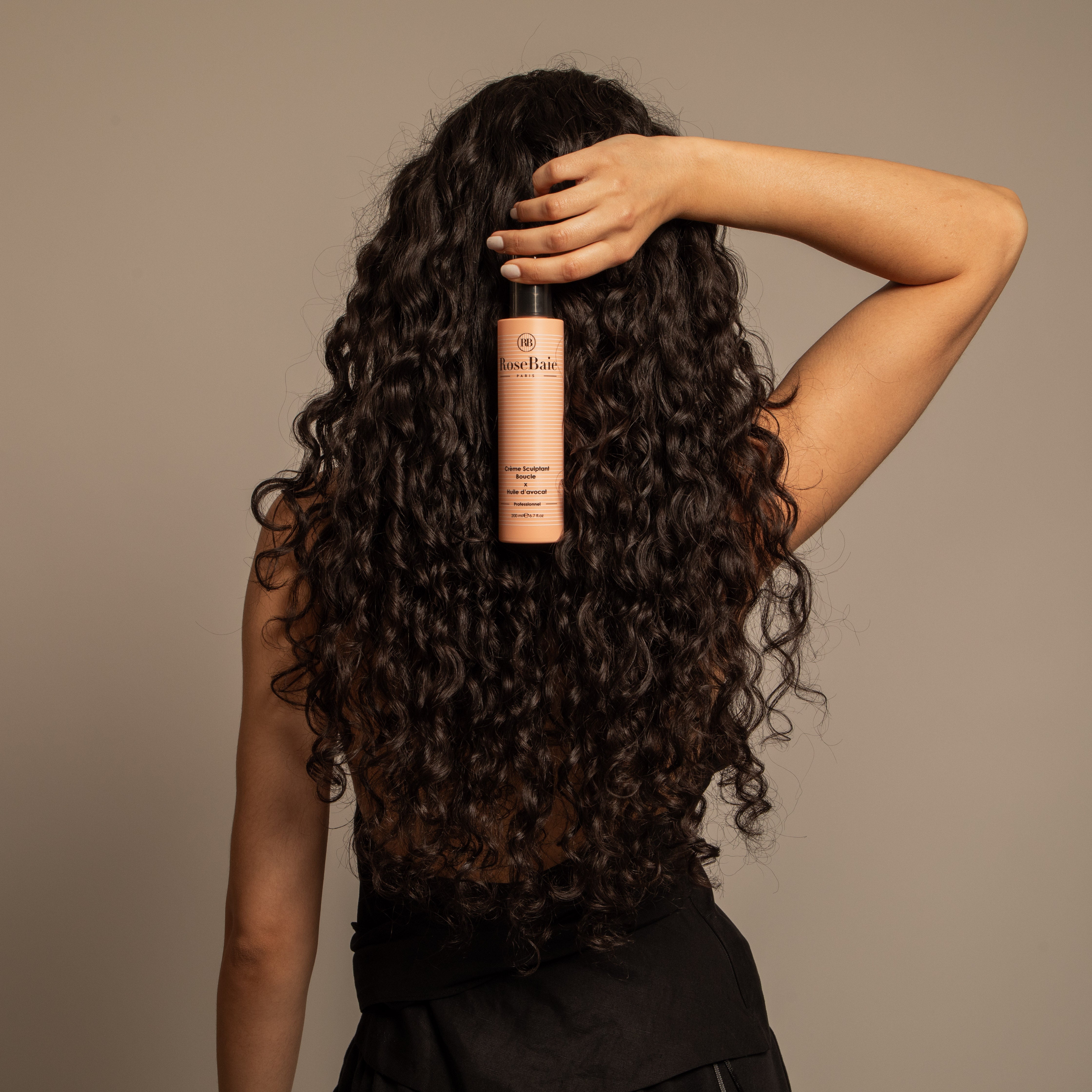 Cheveux bouclés l’été : la routine parfaite avec Rosebaie